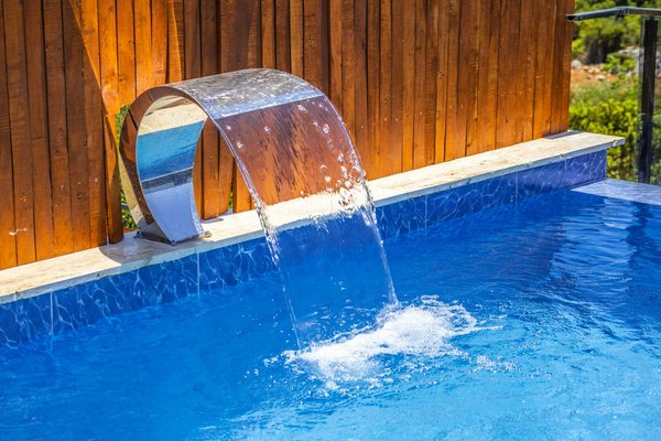 Accessoires Indispensables pour Valoriser Votre Piscine Creusée